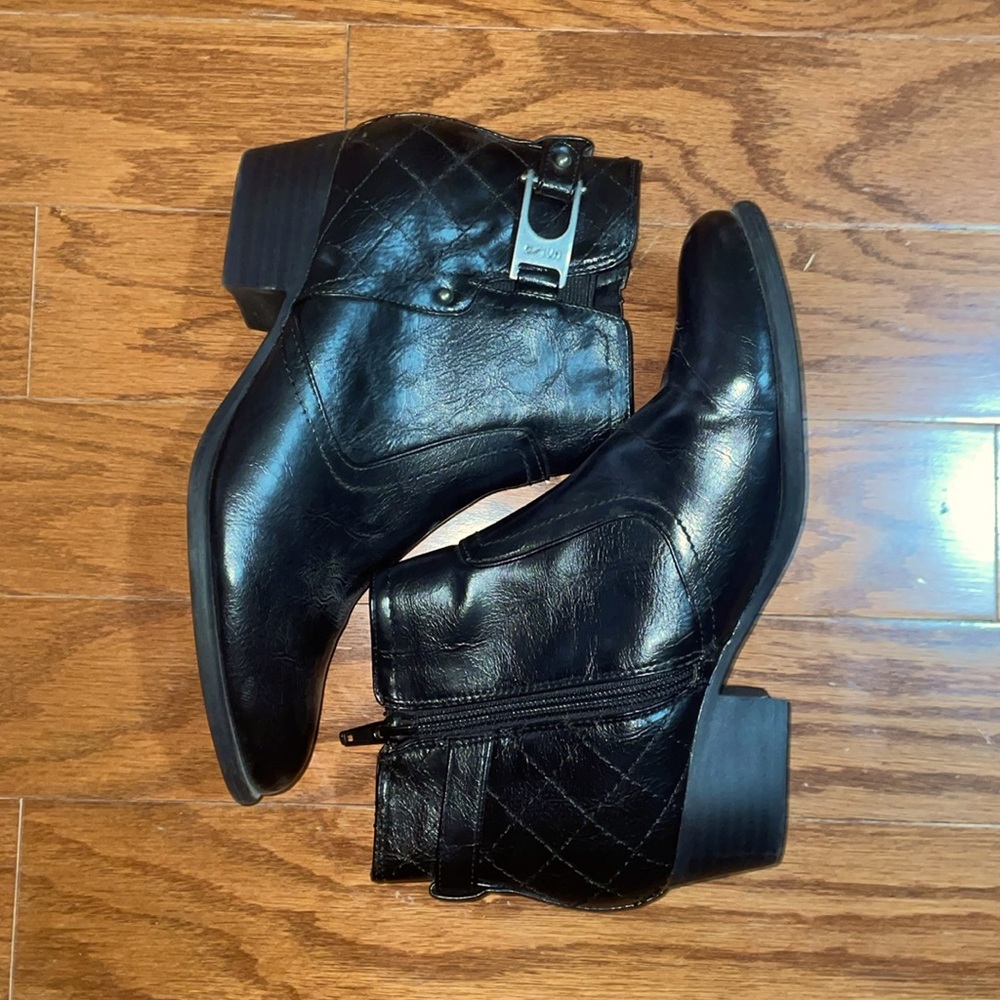 LIKE NEW Black leather bootie, size 6 1/2